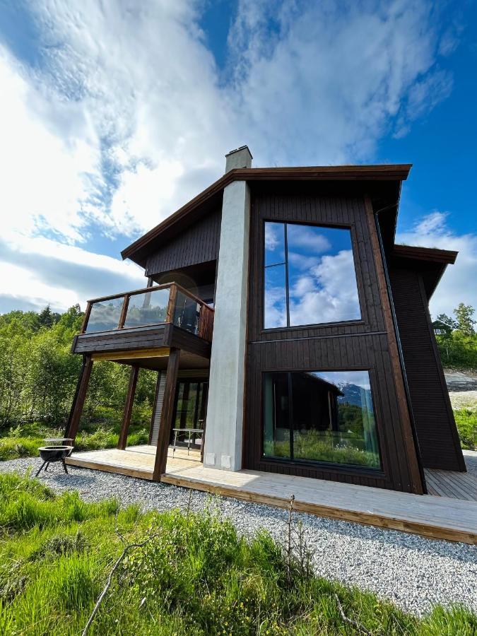 Mountain Views & Comfort - Stay In Stranda