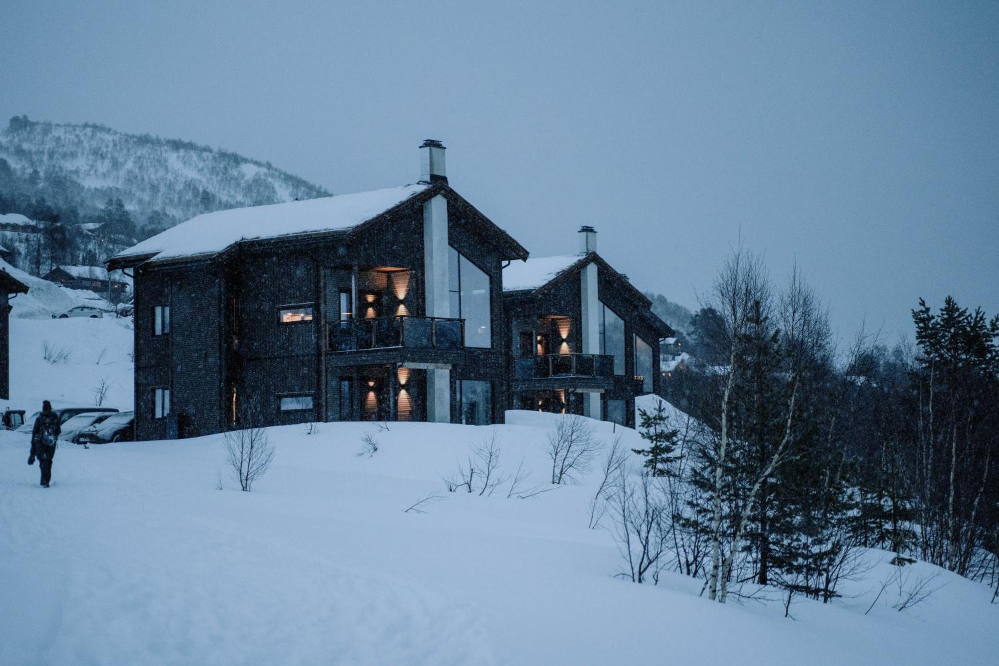 Mountain Views & Comfort - Stay In Stranda